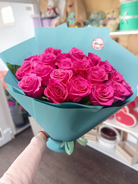 Ароматный букет ярких сортовых роз
