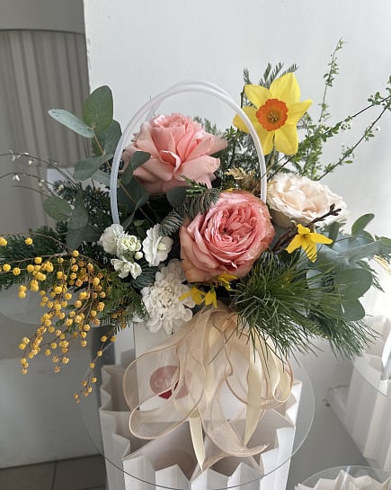 Весенний букет с пионовидными розами и мимозой с доставкой по Астане