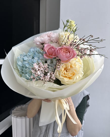 Пастельная палитра с гортензией и пионовидными розами с доставкой по Астане