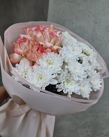Круглый букет из белых роз и розовых хризантем with delivery to Almaty