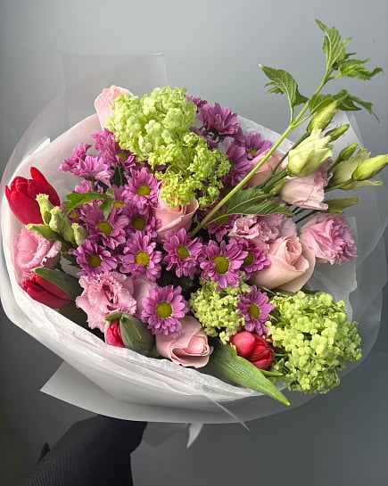 Яркий микс с гортензией и тюльпанами с доставкой по Астане