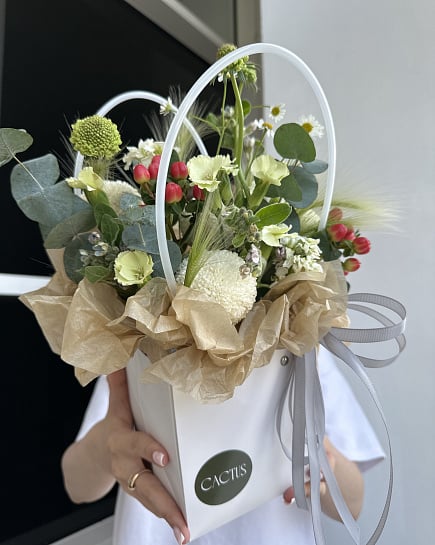 Стильная композиция в сумочке с хризантемами with delivery to Astana