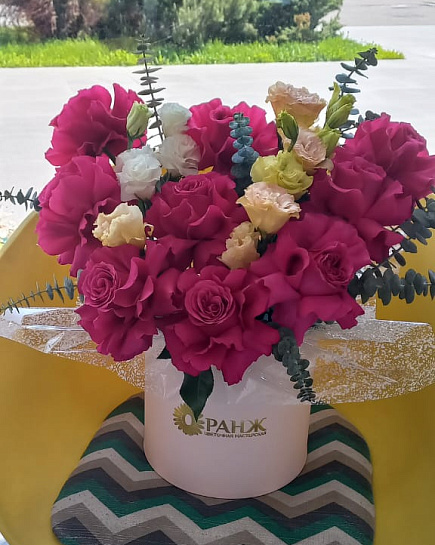 Bouquet of Roses in a hatbox flowers delivered to Almaty