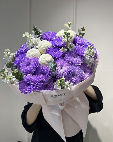 Фиолетовые хризантемы с маттиолой и статицей с доставкой по Астане