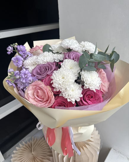 Белый розовый букет с хризантемами и дельфиниумом with delivery to Astana