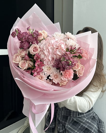 Розовое облако из гортензий и кустовых роз с доставкой по Астане