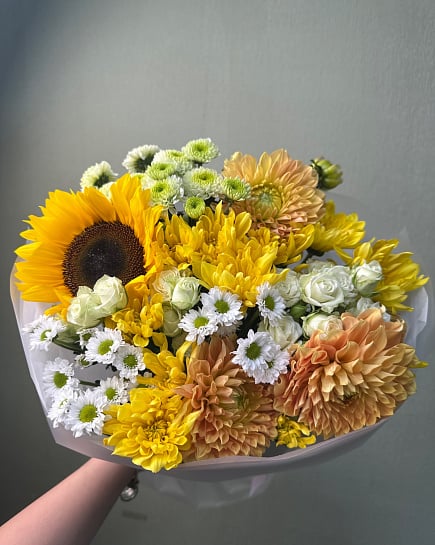 Солнечный микс с подсолнухом и георгинами with delivery to Astana