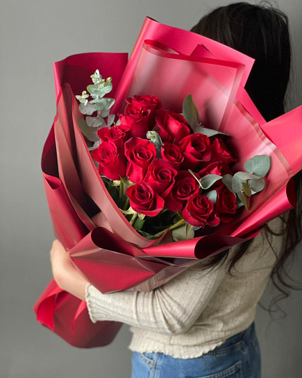 Красные розы 15 шт с эвкалиптом  с доставкой по Алматы