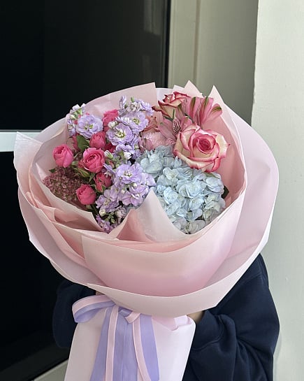 Большой круглый букет с гортензией и розами with delivery to Astana