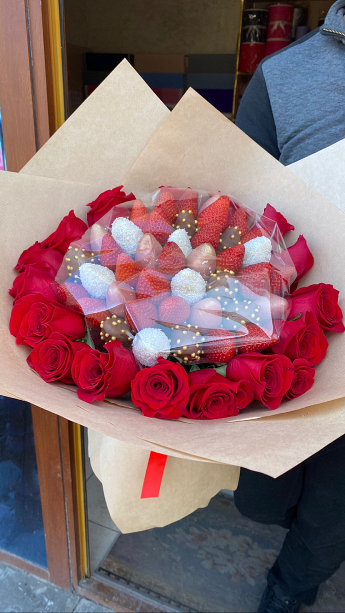 Strawberries with roses