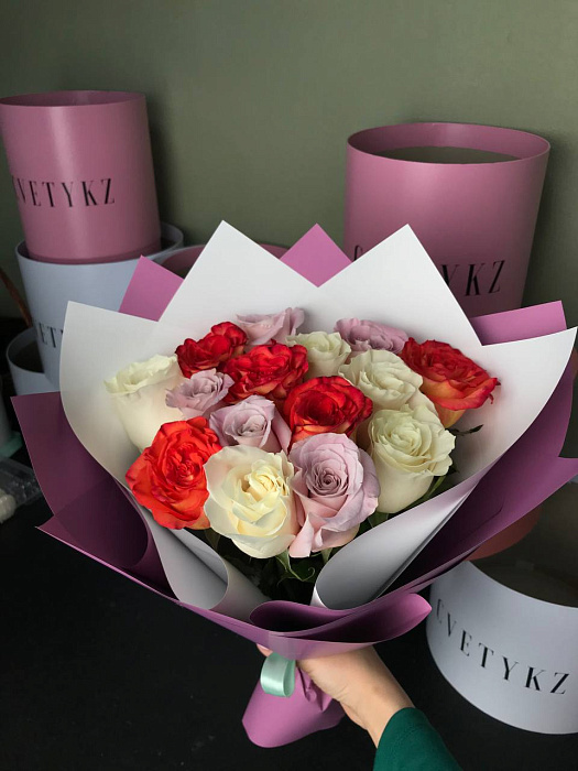 Mono-bouquet of roses Assorted 15 pcs