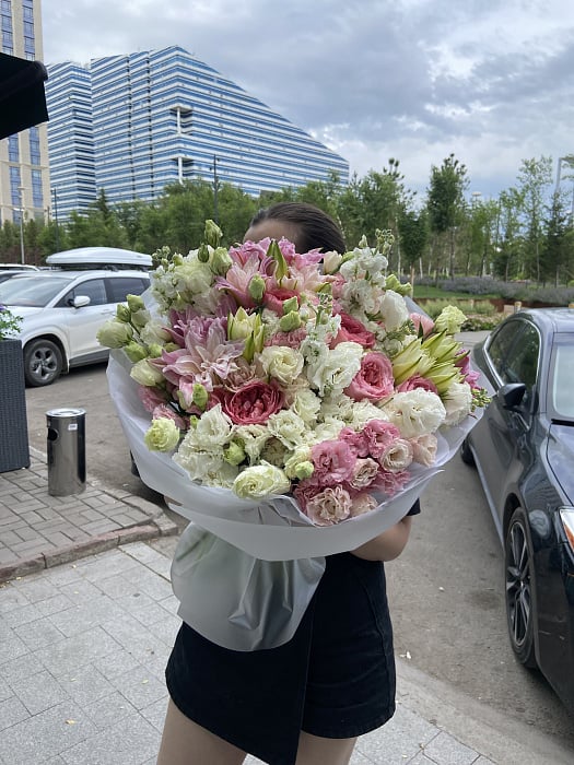 Розовое облако с пионовидными розами