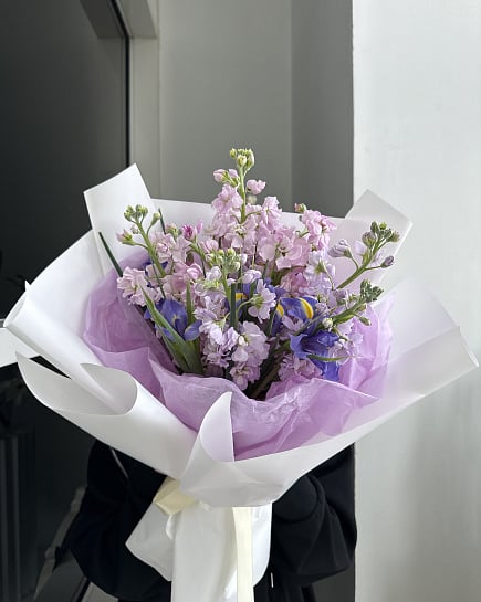 Весенний букет с ирисами и маттиолой с доставкой по Астане