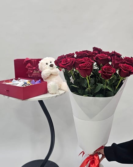 Букет из красных роз с гипсофилой с доставкой по Астане