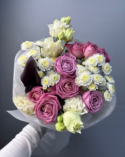 Романтичный микс с каллами и кустовыми розами с доставкой по Астане