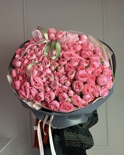 Огромный букет из пионовидных кустовых роз с доставкой по Астане