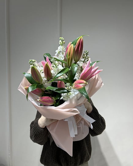 Нежные лилии в розовой упаковке с доставкой по Астане