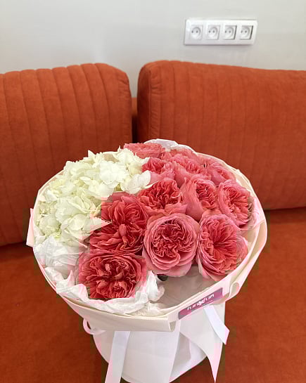 Розовые пионовидные розы с белой гортензией с доставкой по Астане
