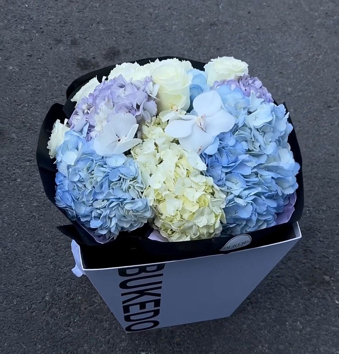 Bouquet of hydrangea, roses and orchids