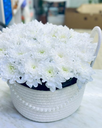 Белоснежные хризантемы в корзине с доставкой по Астане