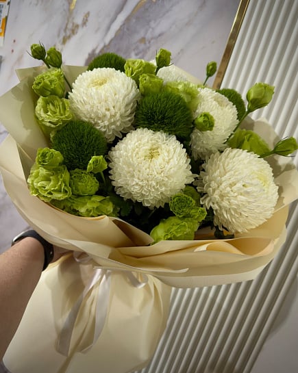 Белый круглый букет хризантем with delivery to Almaty