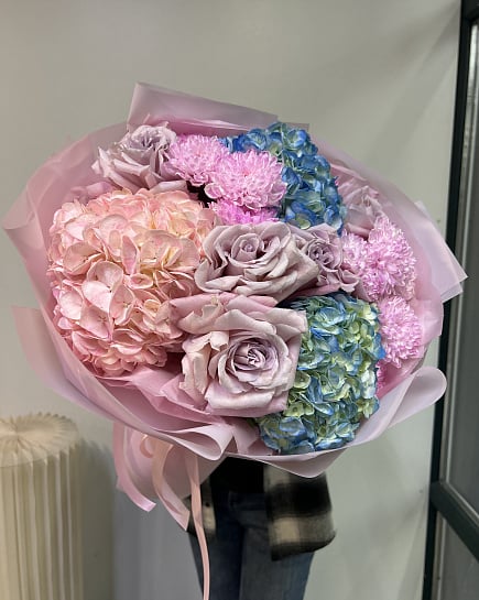 Большой круглый букет с гортензиями и розами with delivery to Astana