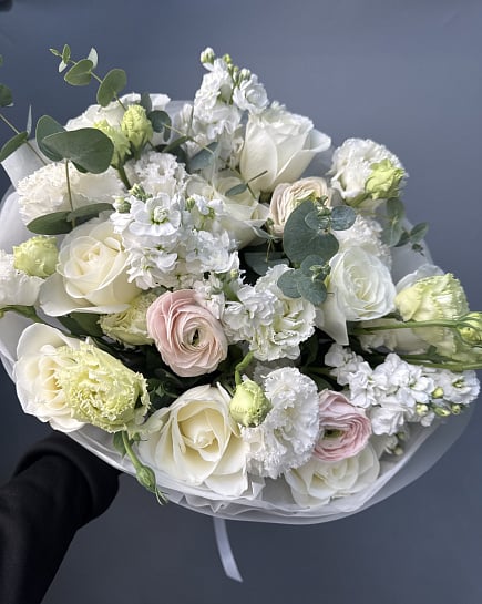 Белоснежная элегантность с ранункулюсами с доставкой по Астане