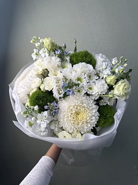 Белый круглый букет с хризантемой и эустомой