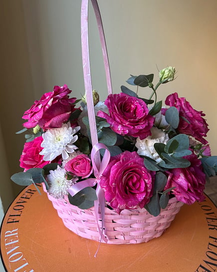 Розово-белый букет в плетеной корзине with delivery to Астане
