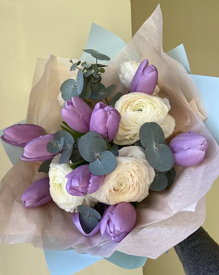 Весенний букет из фиолетовых тюльпанов и белых ранункулюсов с доставкой по Астане