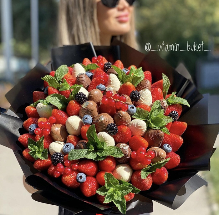 Bouquet of strawberries in chocolate