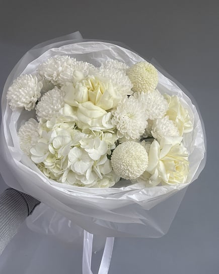 Белый букет с розами и хризантемами with delivery to Astana