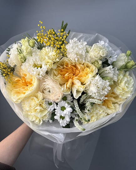 Солнечный букет с пионовидными розами и мимозой с доставкой по Астане