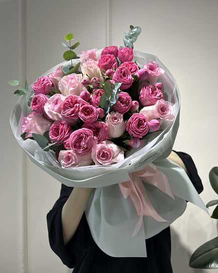 Букет из розовых кустовых и пионовидных роз с доставкой по Астане