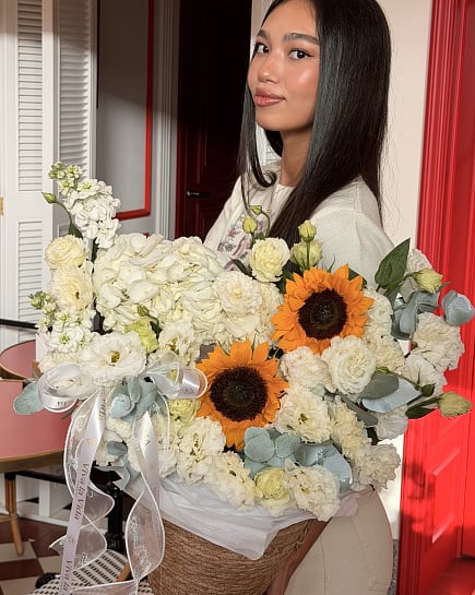 Асимметричная корзина с подсолнухами и гортензией with delivery to Astana