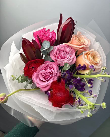Яркий букет с розами и протеей с доставкой по Астане
