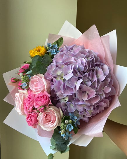 Яркий микс с гортензией и подсолнухом with delivery to Astana