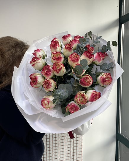 Букет из роз с розовыми краями с доставкой по Астане