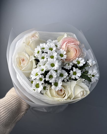 Нежный букет из роз и ромашек с ранункулюсом с доставкой по Астане