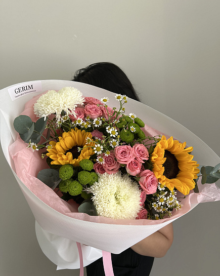 Солнечный микс с подсолнухами и кустовыми розами with delivery to Astana