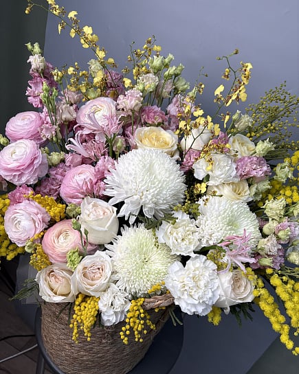 Весенний букет с ранункулюсом и мимозой с доставкой по Астане