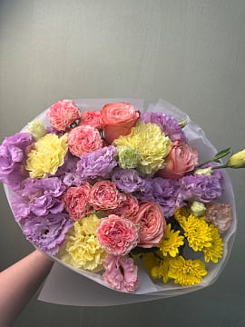 Яркий микс из пионовидных роз и эустомы