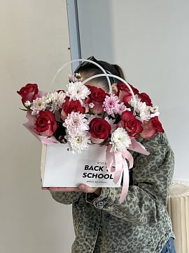 Красно-розовый букет из роз в коробке
