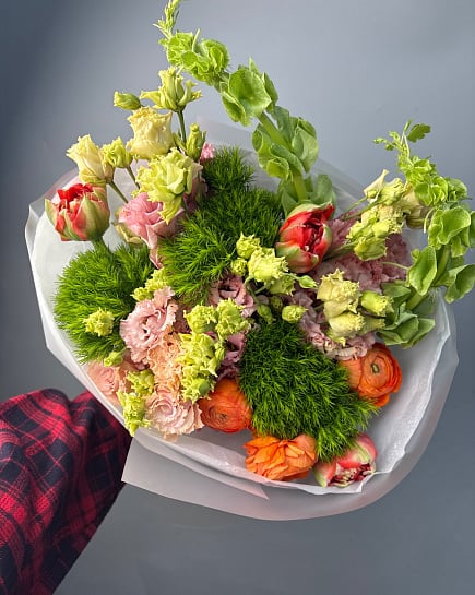 Яркий букет из пионовидных тюльпанов и ранункулюсов с доставкой по Астане