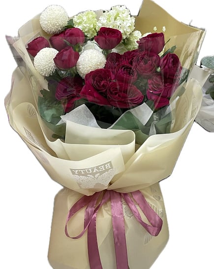 Страстный дуэт: красные розы и белые хризантемы с доставкой по Астане