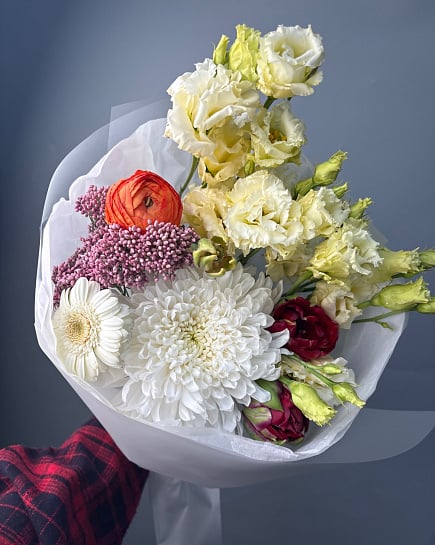 Яркий букет с хризантемой и ранункулюсом с доставкой по Астане