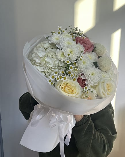 Большой круглый букет с гортензией и хризантемами with delivery to Астане