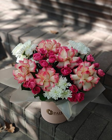 Розово-белый букет в круглой коробке with delivery to Almaty