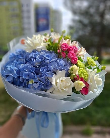 Букет из синей гортензии и белых роз with delivery to Almaty