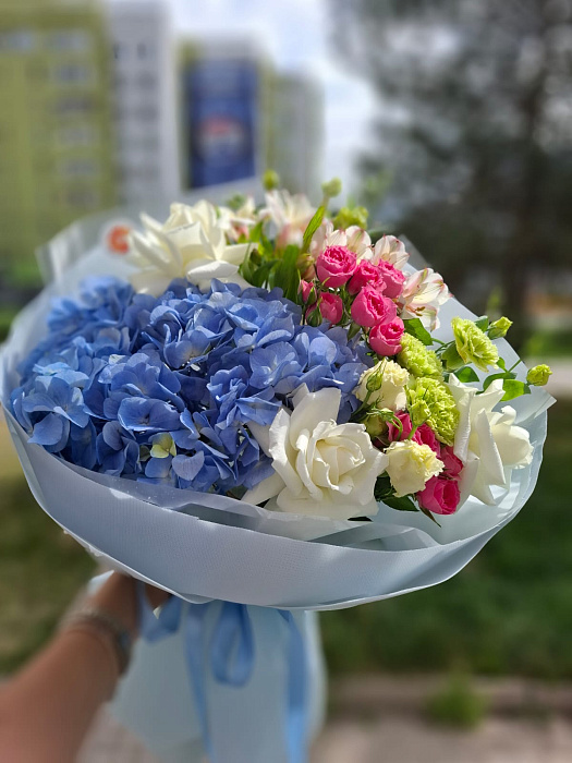 Средний круглый букет из синей гортензии, роз, кустовых роз, альстромерий и гвоздик в голубой и белой пленке и бумаге. - купить в Астане с доставкой